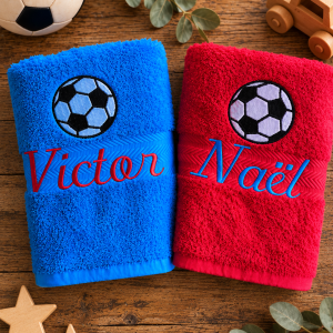 Serviette de toilette brodée avec un ballon de foot et le prénom