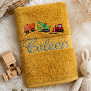 Drap de bain enfant personnalisé avec prénom et motif engins de chantier brodés