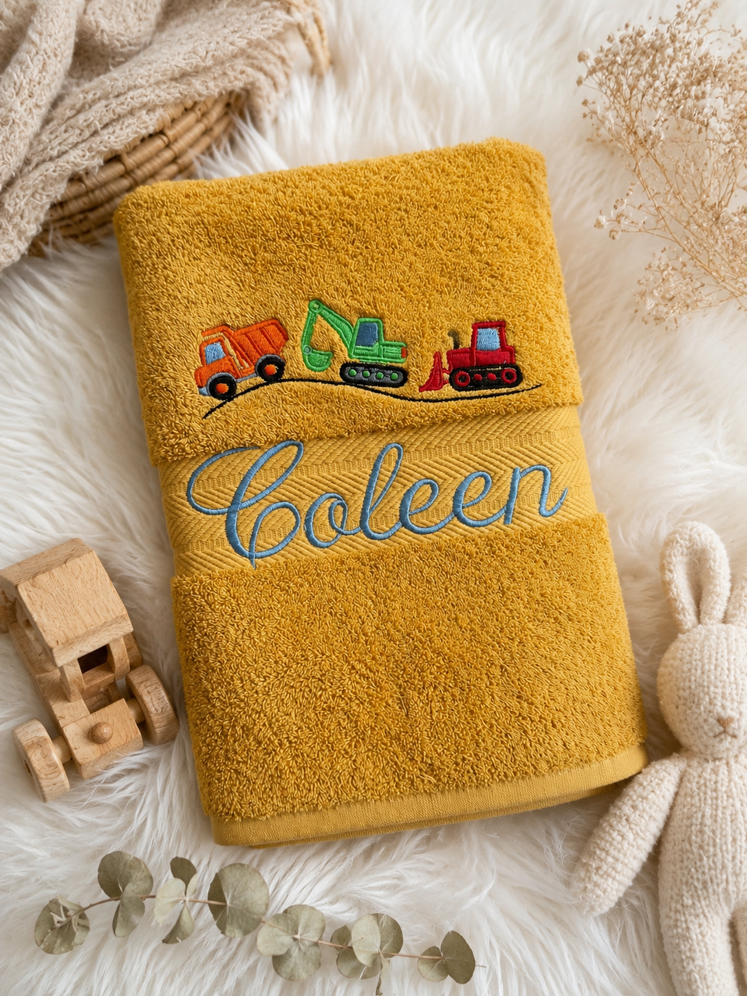 Drap de bain enfant personnalisé avec prénom et motif engins de chantier brodés